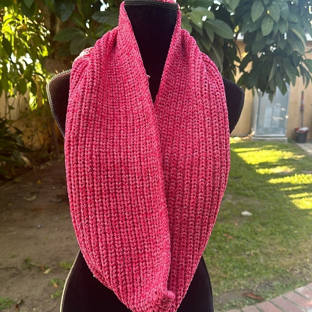 New GUESS Women’s Scarf